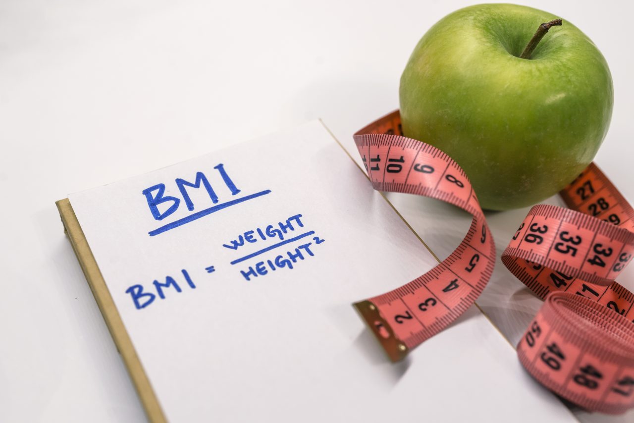 Vzorec pro výpočet indexu tělesné hmotnosti BMI v poznámkovém bloku. - Zdravé potraviny na chudnutie a do jedálnička na mieru
